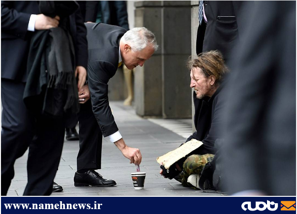 نخست وزیر استرالیا در حال کمک به یک بی خانمان/ عکس