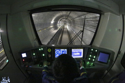 ساعت 9 شب: راننده در کابین به کنترل قطار مشغول است