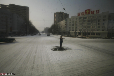 پلیس راهنمایی و رانندگی در یک روز برفی در پیونگ یانگ
