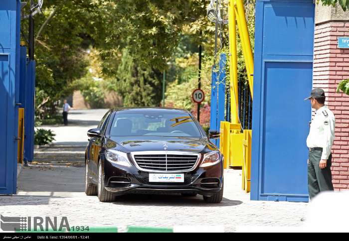 ماشین هاموند در سفارت انگلیس/عکس