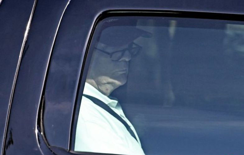 عکس /عینک مطالعه ترامپ، سوژه شد