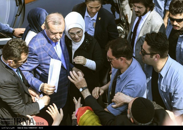 اردوغان و همسرش در همه‌پرسی تغییر قانون اساسی ترکیه/عکس